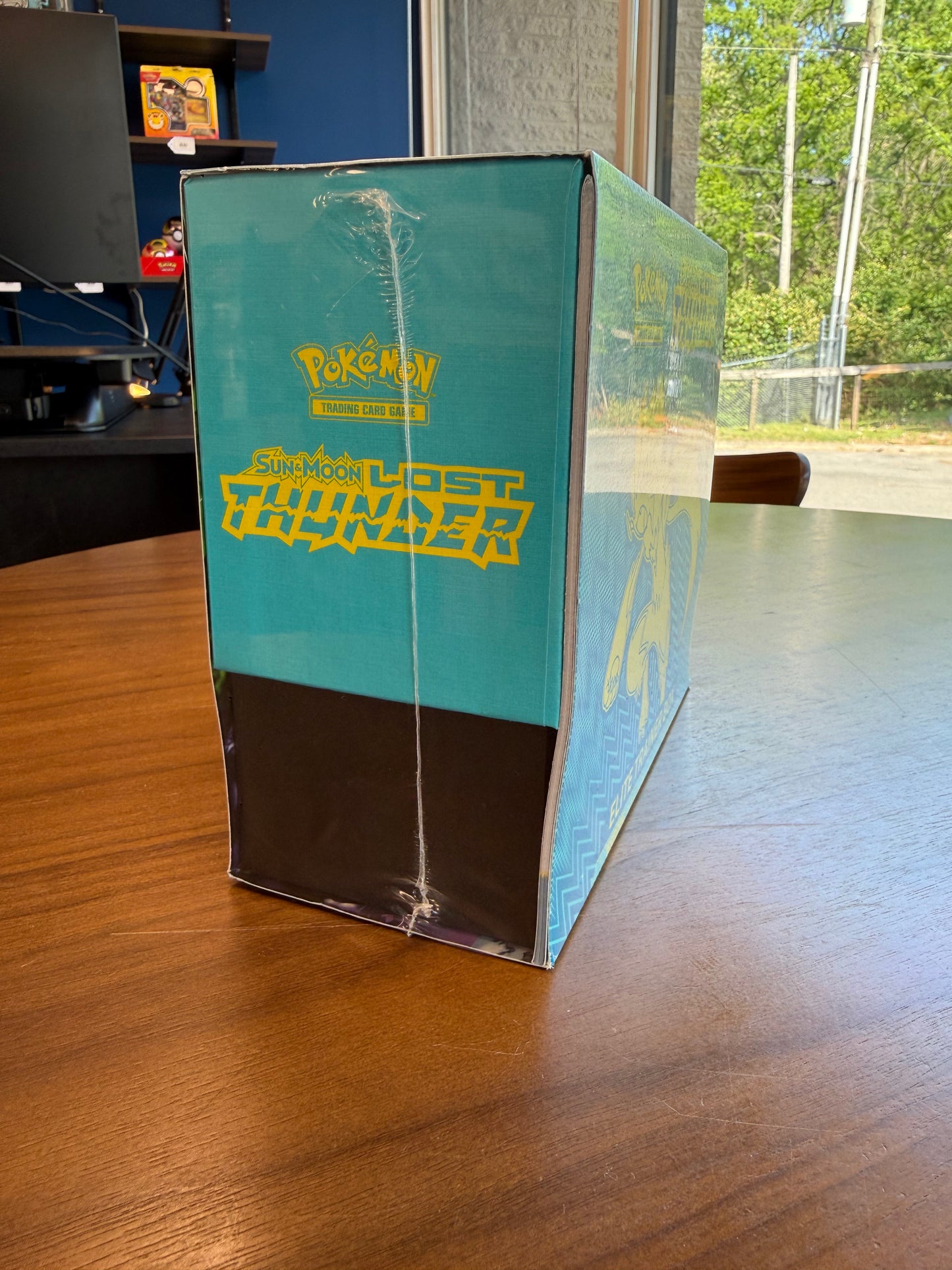 Lost Thunder Elite Trainer Box