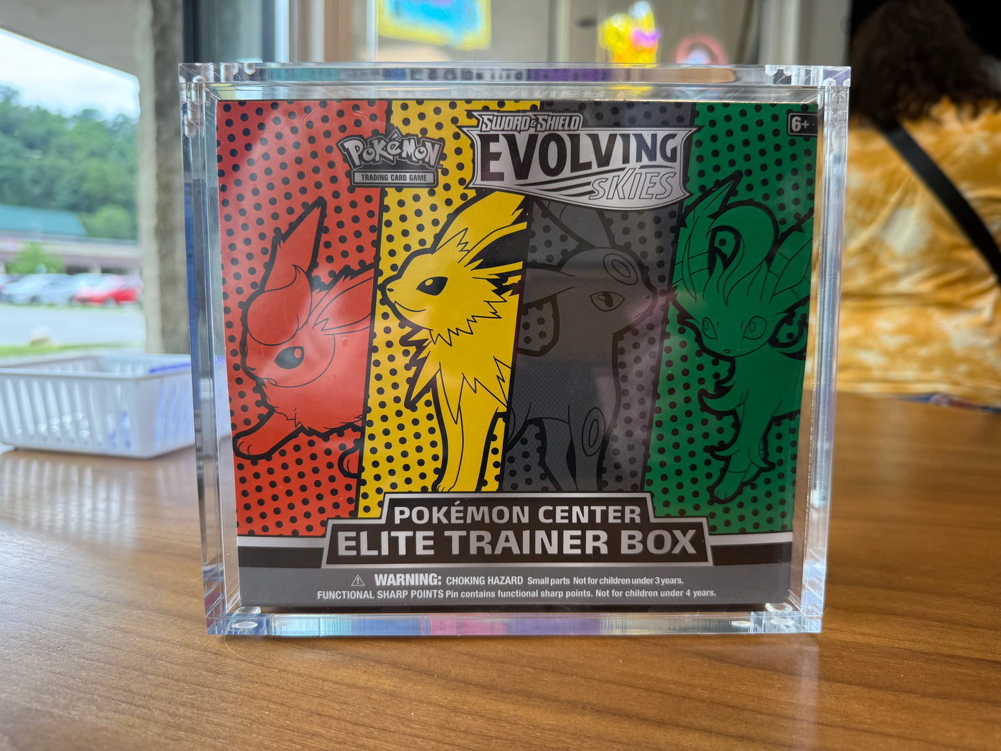 Evolving Skies Pokemon Center Elite Trainer Box [Flareon/Jolteon/Umbreon/Leafeon] w/ Acrylic